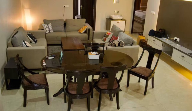 Amur Stays 4: 6 Bedroom Independent Floors