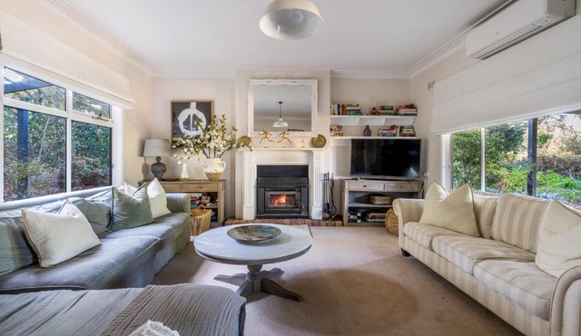 'Ardbrae' Countryside Tranquility with a Charming Cottage in Red Hill South