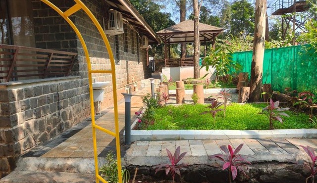 Arka Homes Bhor Serene Nature 2BHK Villa with Bonfire, BBQ, lawn, shared pool and Kayaking in Karandi Khurd