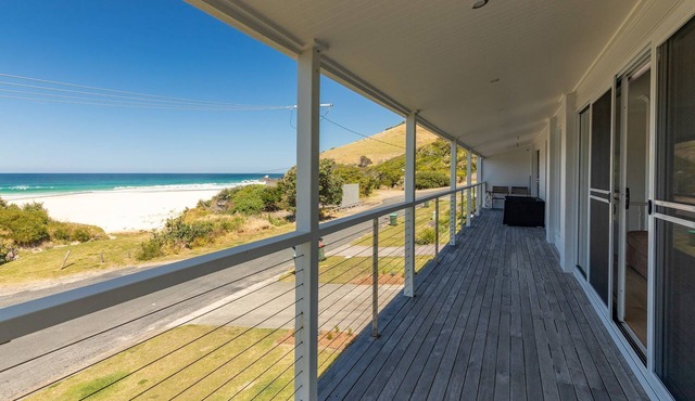 Arkon - beautiful spacious pet friendly home with ocean and beach views in Blueys Beach