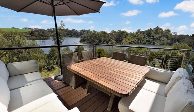 Arukah House: Waterfront property with magnificent views from every room! in Lakes Entrance