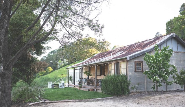 Australian Heritage Design Stay - Pickers Hut in Basket Range