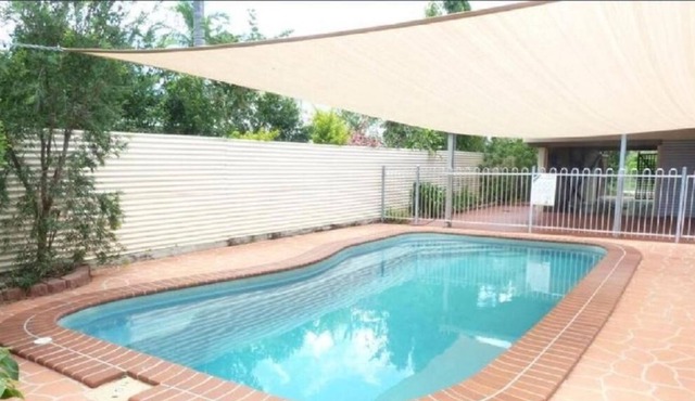 AVAIL 3MTH Private, backyard, pool all inclusive in Cranbrook