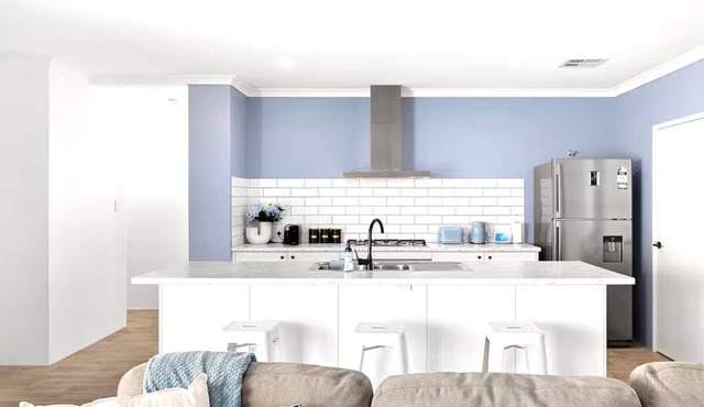 Avalon Beach Escape| Coastal Retreat -5 minutes to beach, Spa, Sauna & Sleeps 11 in Wannanup