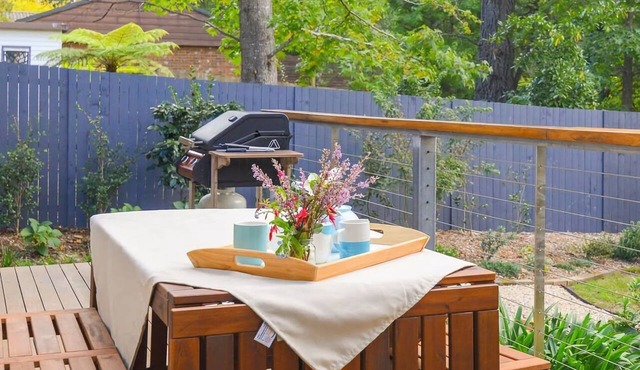 Backhouse & Bushland Stay with Fireplace in Wentworth Falls