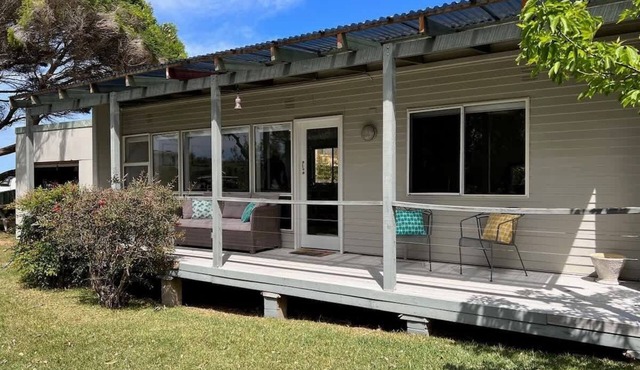 Barefoot Bungalow in TOMAKIN