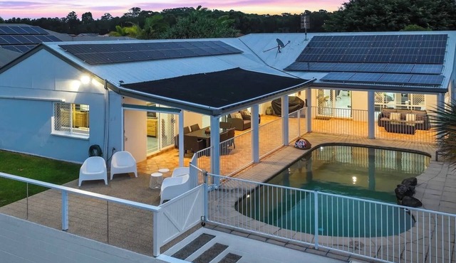 Beach House on canal , pet friendly & private jetty.SERENITY SEA BEACH HOUSE in Maroochydore