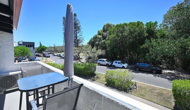 Beachfront 1BR + Loft. Surf-Café-Unwind in Sunshine Coast
