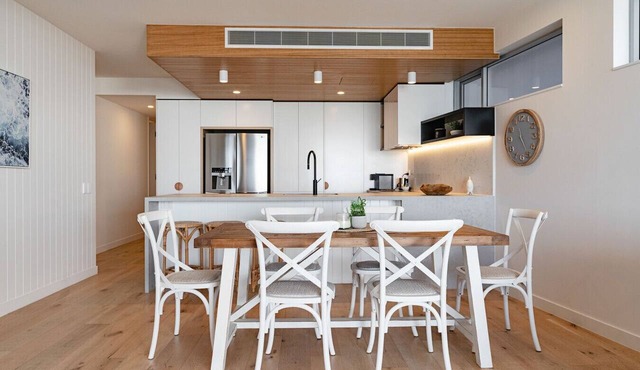 Beachfront Escape at Beach Life with Ocean Views in Alexandra Headland