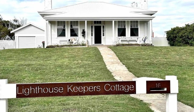 Beachfront cottage with ocean views - only 5 mins from shops and cafes in Kingston SE