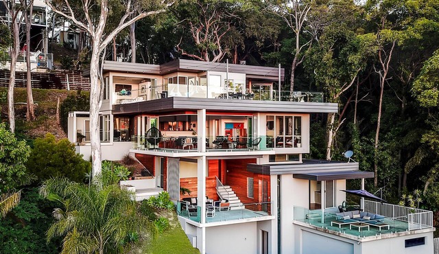 Beachfront Currumbin home, sleeps 8 · Rooftop terrace, fire pit, ocean views in Currumbin