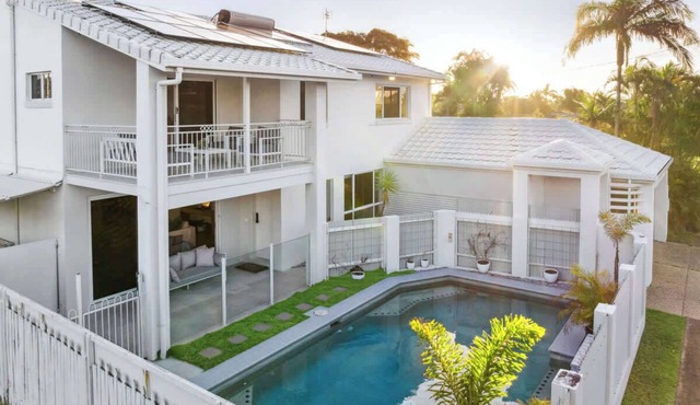 Beachfront Luxury Villa & Pool in Wurtulla