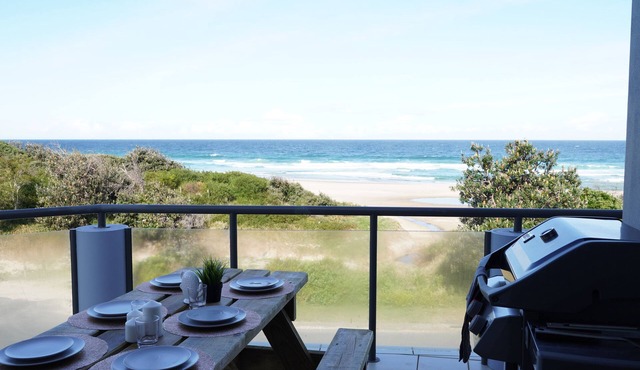 Beachfront Views - Sleeps 6 comfortably + Pets welcomed! in Blueys Beach