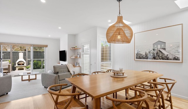 Beachside Bliss: 4 BR, 2.5 BA House in Torquay, Sleeps 10 in Torquay