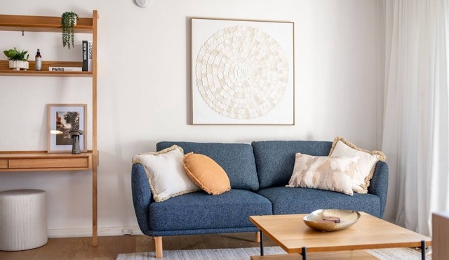 Beachside Escape – Bright Apt Steps from Cottesloe Beach with Balcony in Cottesloe