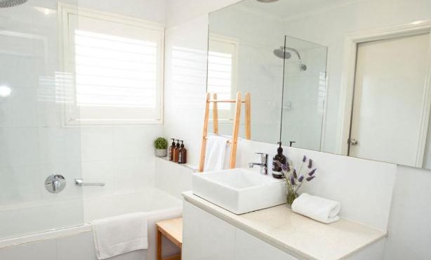 Beachside Getaway Bay Views North Shore VIC Sleeps 12 Free Wifi in North Shore