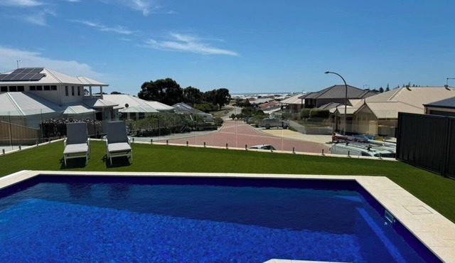 Beautiful Beachside HomenHave fun with whole family in this very stylish hom in Singleton