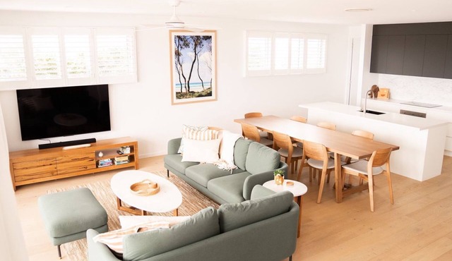 Beautiful Three-Story Villa footsteps to the Beach in Coolum Beach