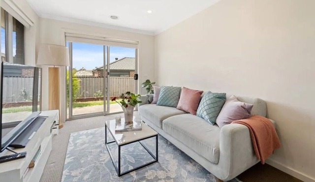 Bespoke Modern Home Self Check-In & Parking in Mernda