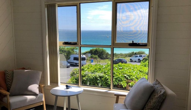BINALONG BEACH COTTAGE Beachfront at Bay of Fires Next to Restaurant in Binalong Bay