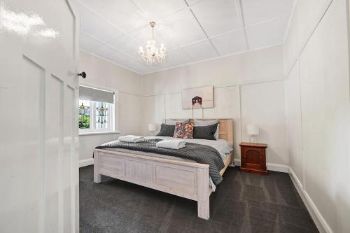 Bindi Cottage, Spacious & Unique, Opposite Pool in Orange