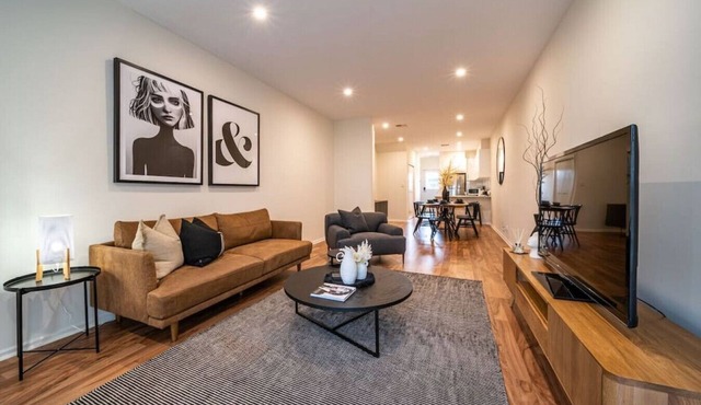 Black Oak at Brompton – Contemporary Parkside Stay in Brompton