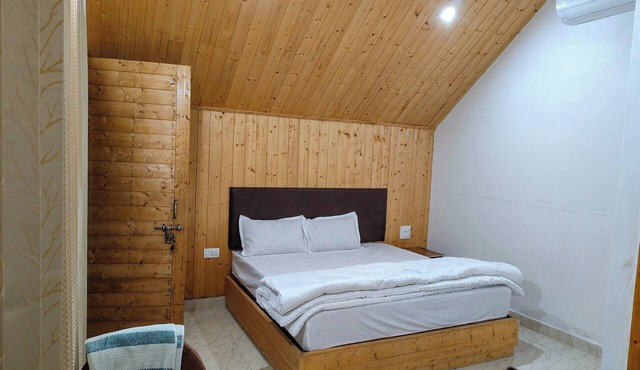Blue Sheep Resort & Restaurant in Dunda