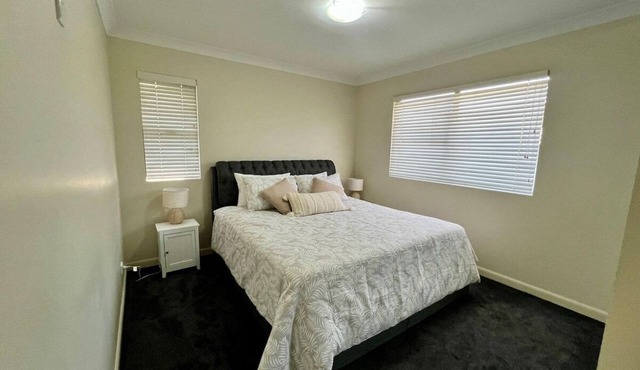 Blue Sky Gardens - minutes to JCU University and T in Douglas