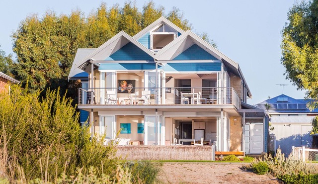 BLUEHAVEN BEACH RETREAT - ABSOLUTE BEACHFRONT HOLIDAY HOME in Rockingham