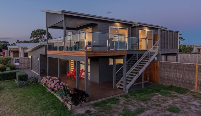 Boardwalk Boulevard, Spacious 4 bedroom house, lake view, walk to beach in Cowes