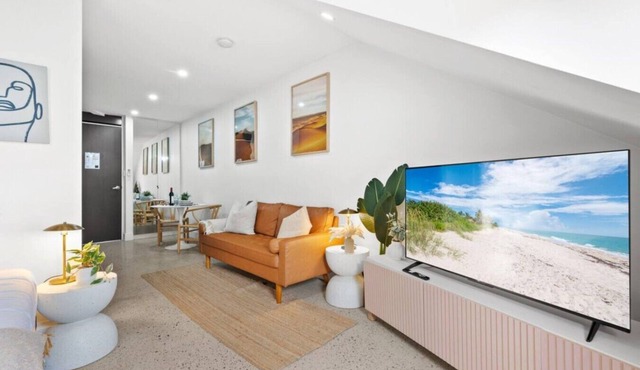 Boutique Crown Loft Studio CBD AC + Smart TV in Surry Hills