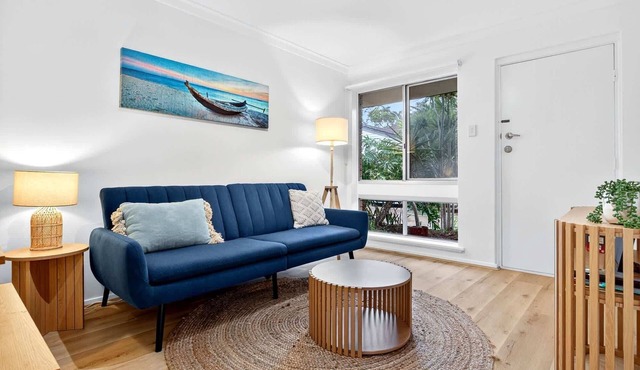 Bright 2-Bed Unit Near Scarborough Beach in Scarborough