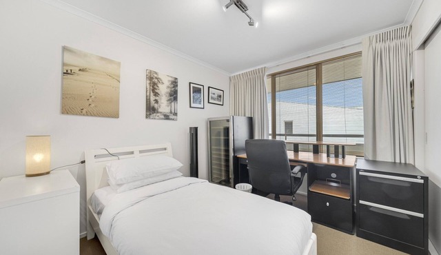 Bright 2-Bed with Private Balcony in Griffith