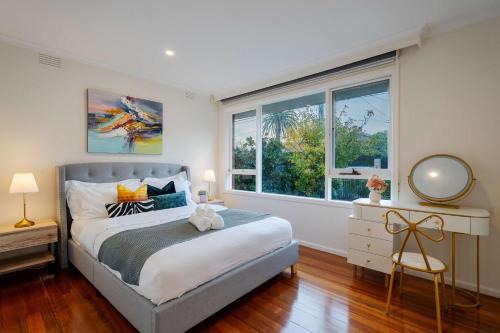 Bright 2B Coastal Getaway Steps From Beach in Melbourne