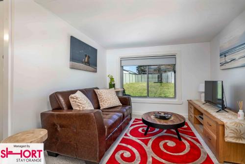 Bright, Cosy Cottage Central To Town - CBD in Orange