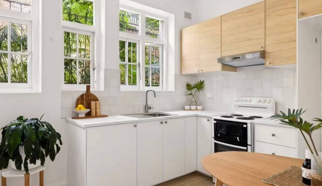 Bright Quiet Heritage Studio in Darlinghurst near transport cafes, supermarkets in Darlinghurst