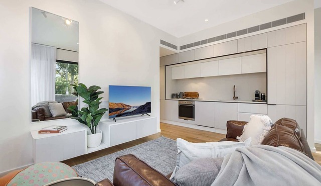 Bright Terrace Unit Next to Chapel St Dining in Windsor