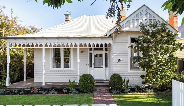 Brighton Pool Paradise: Designer 3BR Retreat Near Beach & Café Culture in Brighton