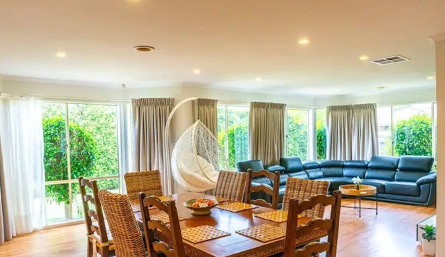 Brightside Spacious Family Home with Theatre Room Near Melbourne Airport in Craigieburn
