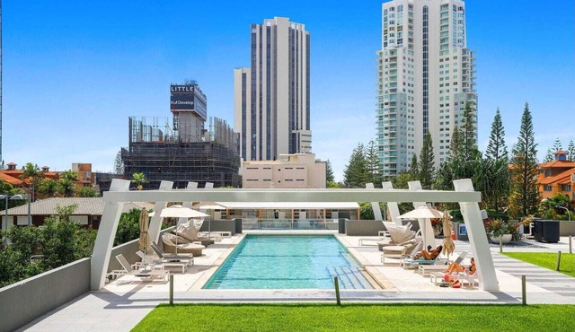 Broadbeach Stunner Modern and Central w/free parking in Broadbeach