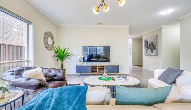 Broadstone PC 9-bed 5-bathroom Luxe Family House Double Storey in Point Cook