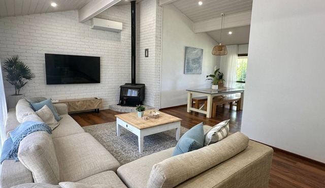 Broadwater Break: Stylish Coastal Retreat for Families in Broadwater