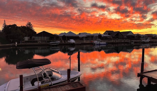 Canal Views - accommodation in Halls Head, Mandurah: dolphins, sunrises and more in Halls Head
