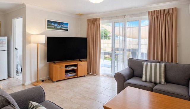 Cape View TwentyTwo – a modern 2-bedroom, 2-bathroom villa in Broadwater