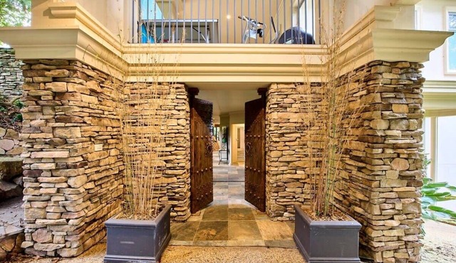 Castle in Ferny Creek with Pool in Melbourne