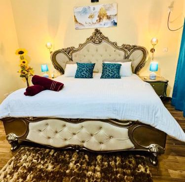 Celebirity garden 4 bhk -5 Bed Lulu and plassio mall gomti nagar