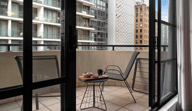 Central modern North Sydney 2 bed apartment with gym and pool in North Sydney