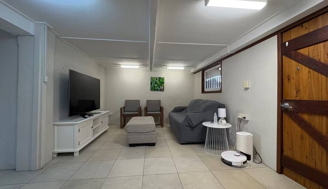 Central Peaceful Apartment in Bungalow
