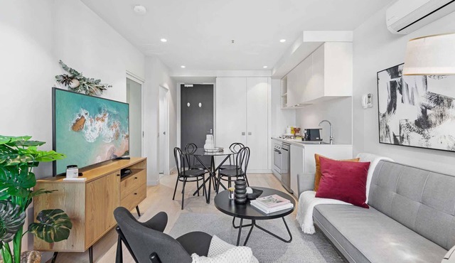 Charming 1-Bed Apartment with a Balcony in Collingwood