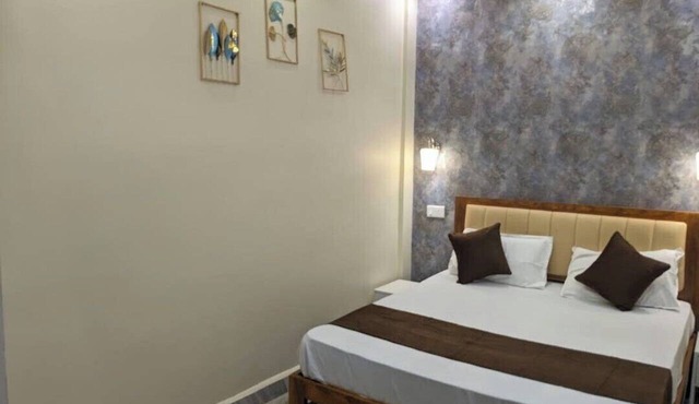 Charming 7-bedroom hotel with AC in peaceful Prayagraj